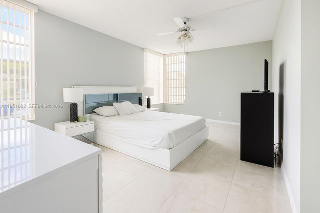 950 NE 199th St 2H, Miami, FL 33179