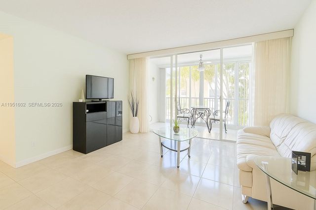 950 NE 199th St 2H, Miami, FL 33179