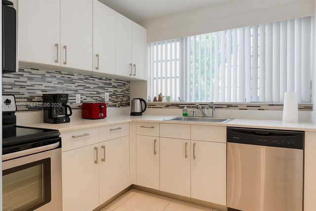 950 NE 199th St 2H, Miami, FL 33179