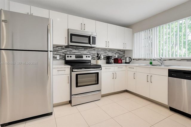 950 NE 199th St 2H, Miami, FL 33179