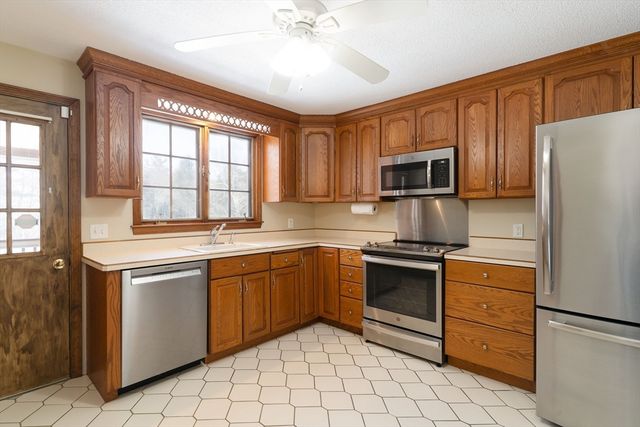 58 Shattuck Rd, Sturbridge, MA 01566