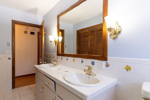 58 Shattuck Rd, Sturbridge, MA 01566