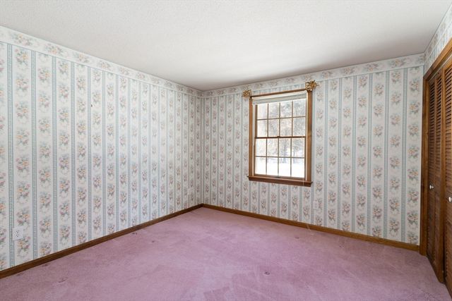 58 Shattuck Rd, Sturbridge, MA 01566