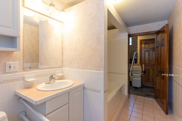 58 Shattuck Rd, Sturbridge, MA 01566