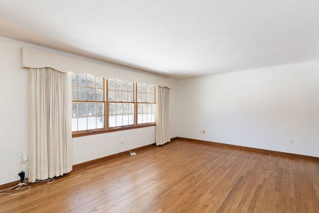 58 Shattuck Rd, Sturbridge, MA 01566