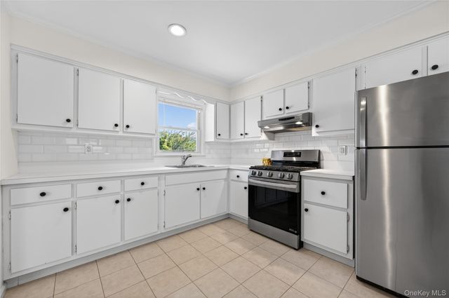 9 16th Street, Bayville, NY 11709