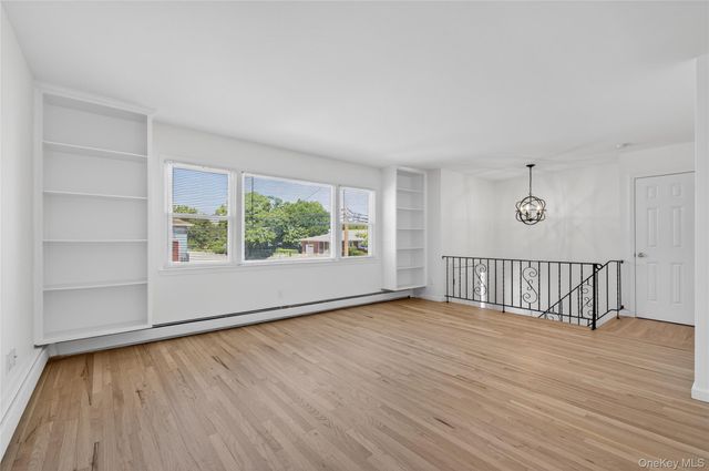 9 16th Street, Bayville, NY 11709