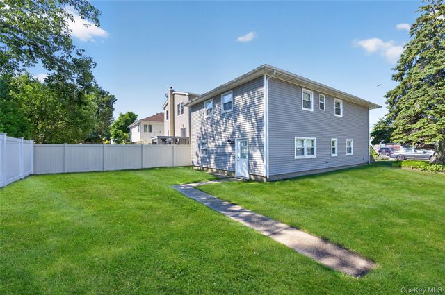 9 16th Street, Bayville, NY 11709