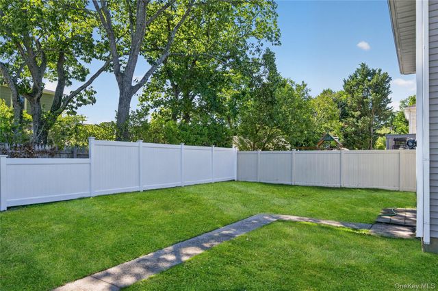 9 16th Street, Bayville, NY 11709