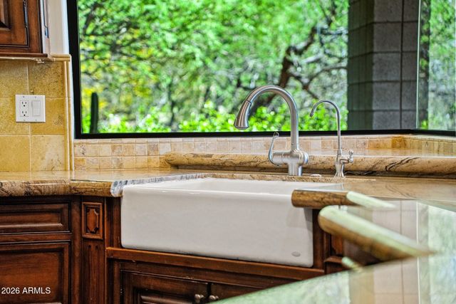 10675 E FERNWOOD Lane, Scottsdale, AZ 85262