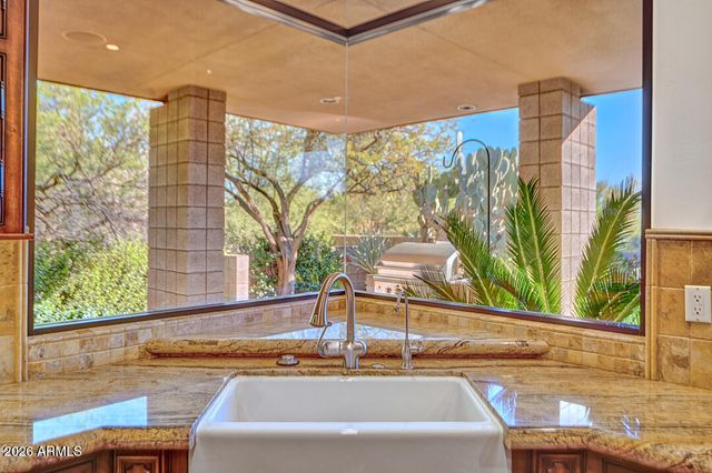 10675 E FERNWOOD Lane, Scottsdale, AZ 85262