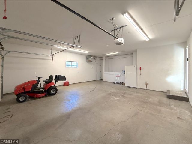 210 Knollwood Street W, Annandale, MN 55302