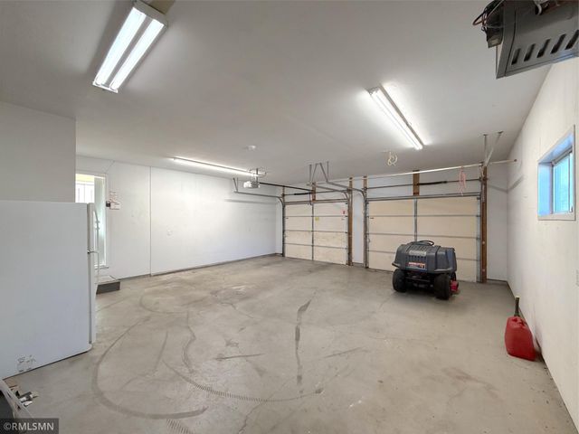 210 Knollwood Street W, Annandale, MN 55302