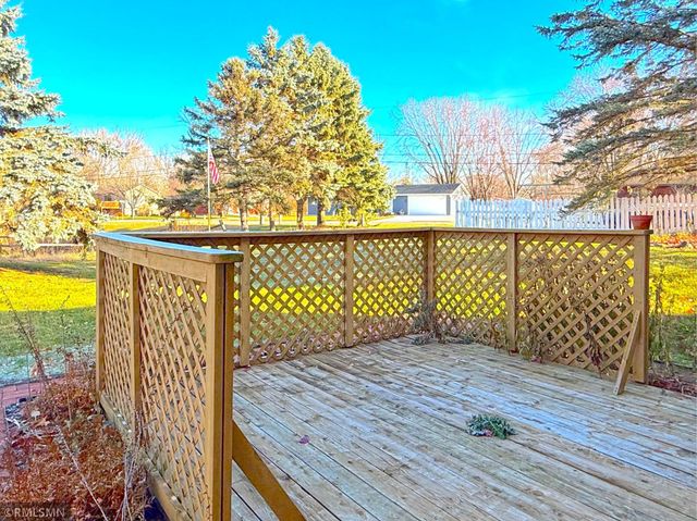 210 Knollwood Street W, Annandale, MN 55302