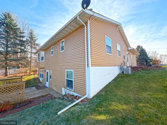 210 Knollwood Street W, Annandale, MN 55302