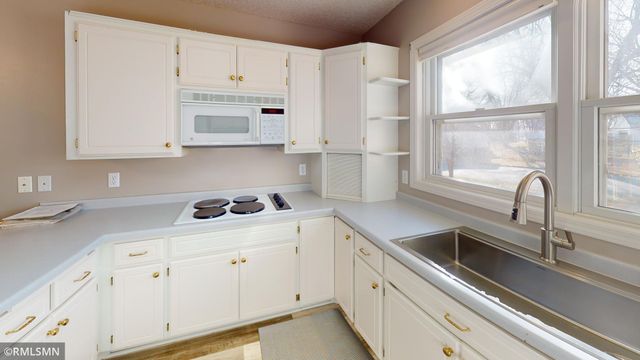 210 Knollwood Street W, Annandale, MN 55302