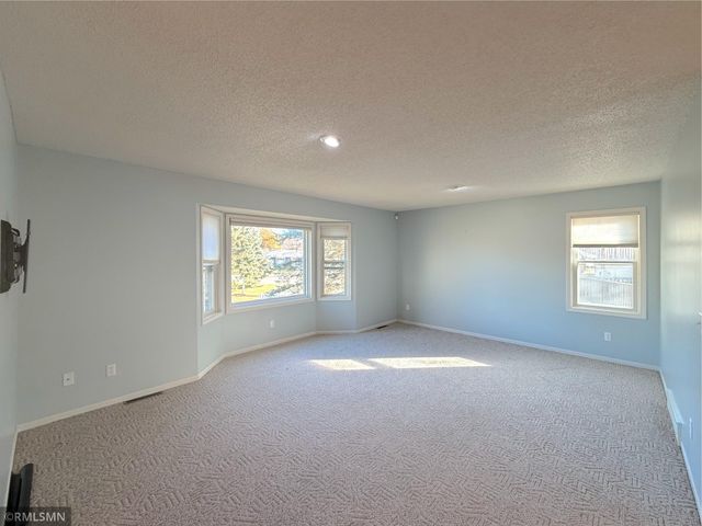 210 Knollwood Street W, Annandale, MN 55302