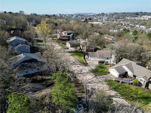 1646 N Forrest Heights, Fayetteville, AR 72703