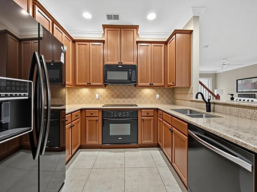 Image 12 of property listing at 8915 DELLA SCALA CIRCLE, Orlando, FL 32836