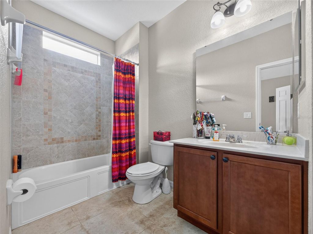 Image 16 of property listing at 8915 DELLA SCALA CIRCLE, Orlando, FL 32836