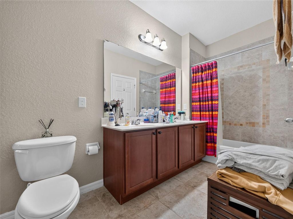 Image 18 of property listing at 8915 DELLA SCALA CIRCLE, Orlando, FL 32836