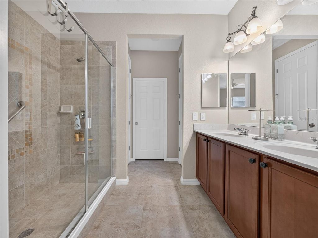 Image 21 of property listing at 8915 DELLA SCALA CIRCLE, Orlando, FL 32836