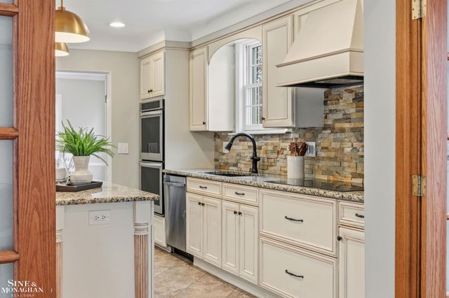 180 Fisher Road, Grosse Pointe Farms, MI 48236