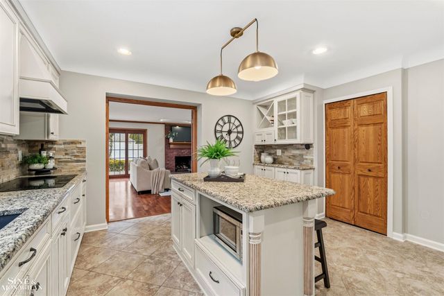 180 Fisher Road, Grosse Pointe Farms, MI 48236