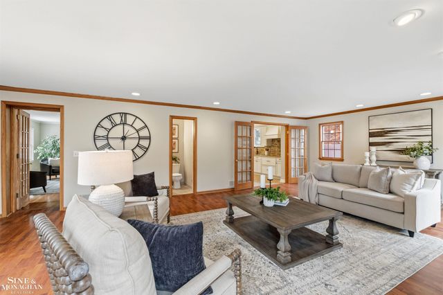 180 Fisher Road, Grosse Pointe Farms, MI 48236