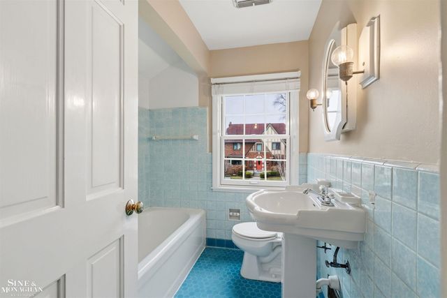 180 Fisher Road, Grosse Pointe Farms, MI 48236