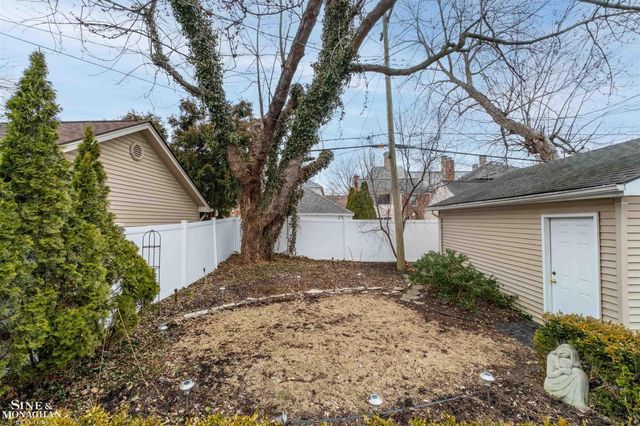 180 Fisher Road, Grosse Pointe Farms, MI 48236