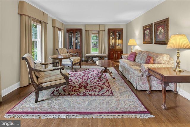 1 WALKING PURCHASE DR, Pennington, NJ 08534