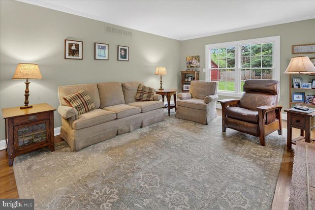 1 WALKING PURCHASE DR, Pennington, NJ 08534