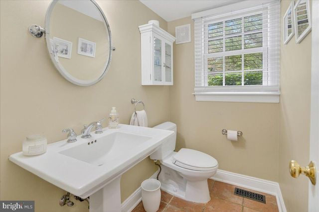 1 WALKING PURCHASE DR, Pennington, NJ 08534