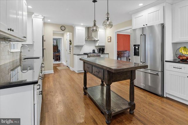 1 WALKING PURCHASE DR, Pennington, NJ 08534