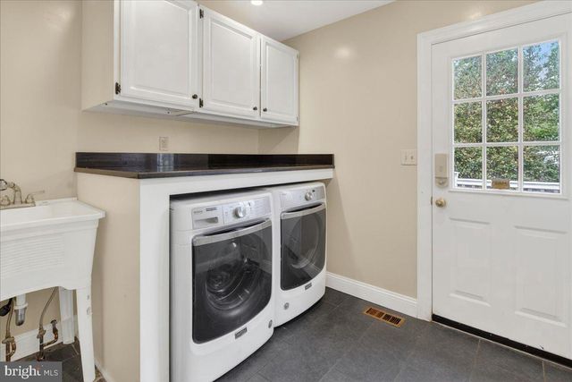 1 WALKING PURCHASE DR, Pennington, NJ 08534