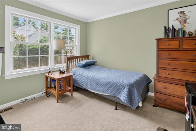 1 WALKING PURCHASE DR, Pennington, NJ 08534