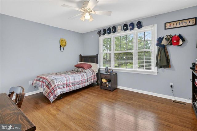 1 WALKING PURCHASE DR, Pennington, NJ 08534