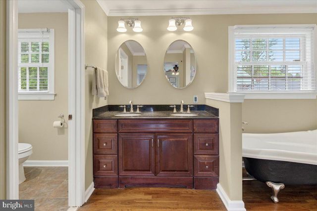 1 WALKING PURCHASE DR, Pennington, NJ 08534