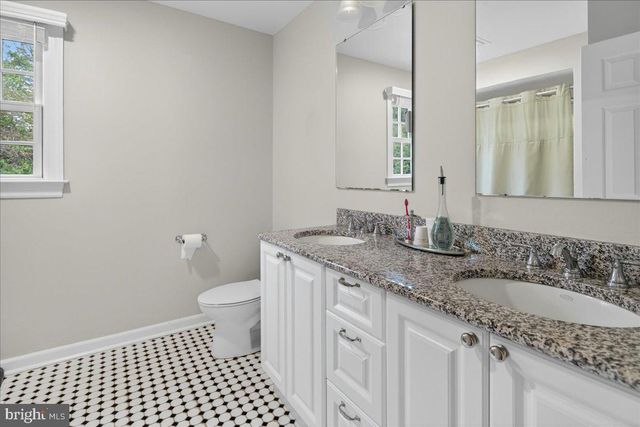 1 WALKING PURCHASE DR, Pennington, NJ 08534