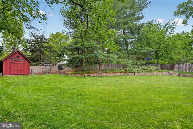 1 WALKING PURCHASE DR, Pennington, NJ 08534