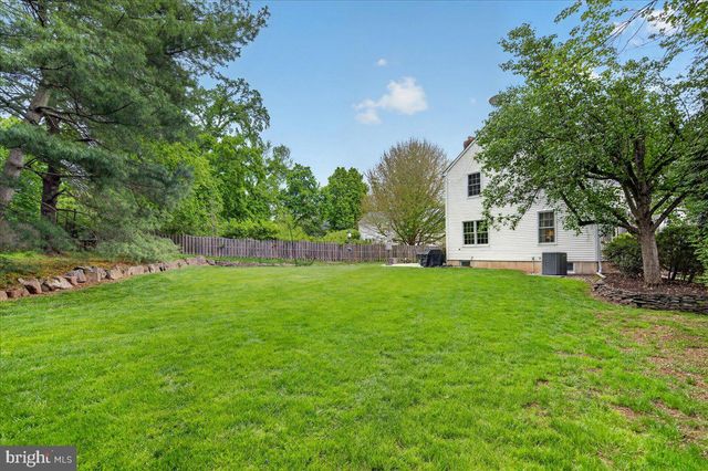 1 WALKING PURCHASE DR, Pennington, NJ 08534