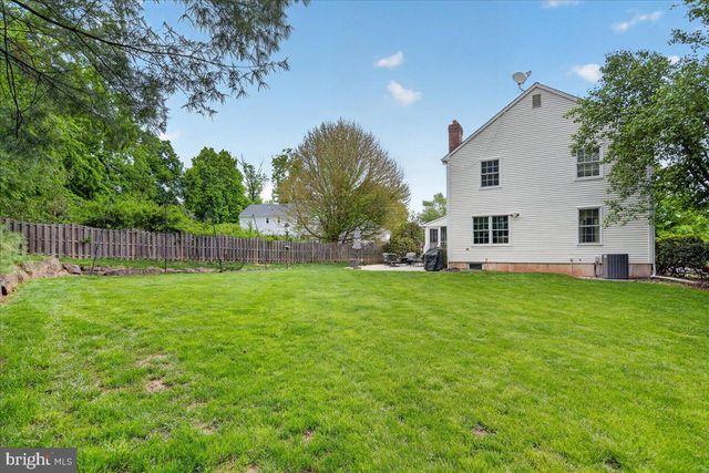 1 WALKING PURCHASE DR, Pennington, NJ 08534