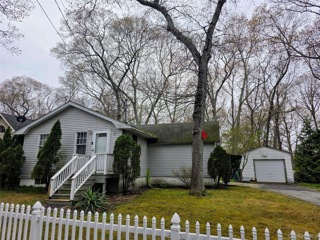 117 Maple Avenue, Flanders, NY 11901