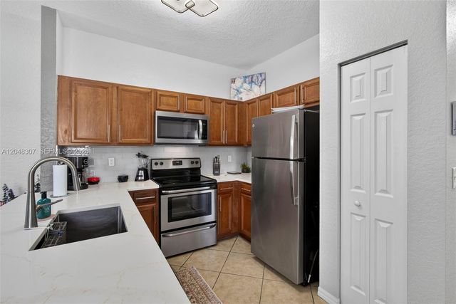 3107 Grandiflora Dr, Green Acres, FL 33467