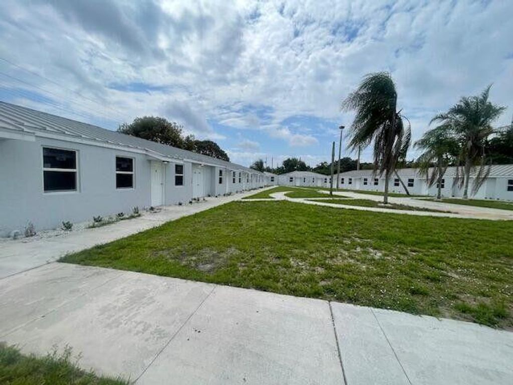4393 Windsor Avenue 4, West Palm Beach, FL 33407
