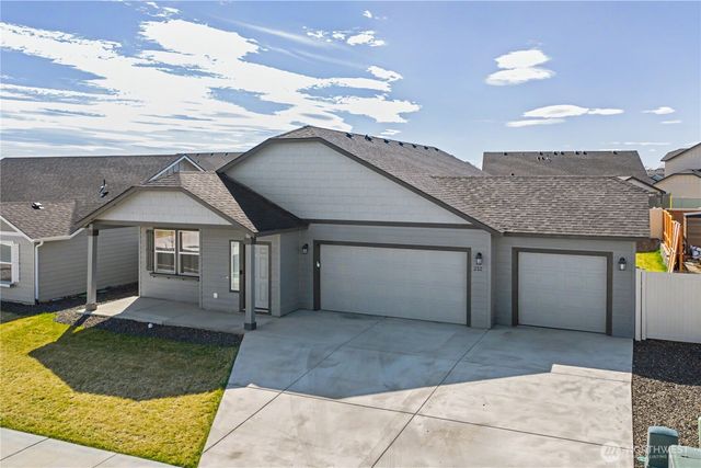 212 Royal Palm Drive, Moses Lake, WA 98837