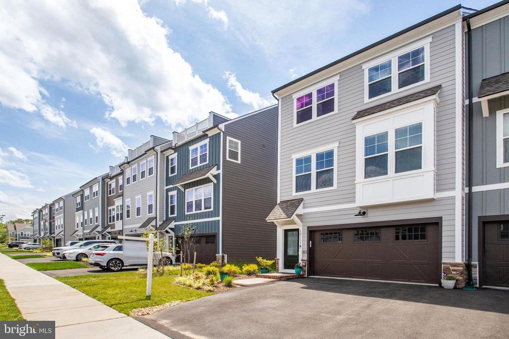 18351 MOSS GARDEN RD, Dumfries, VA 22026