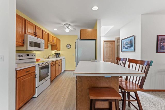 1720 N Hillcrest Drive, Baraboo, WI 53913