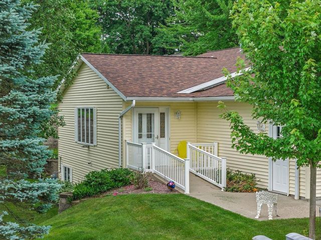 1720 N Hillcrest Drive, Baraboo, WI 53913